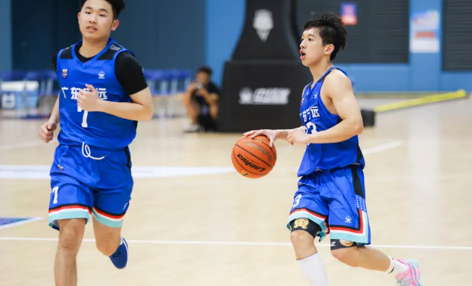 两队在第三 两队在第三